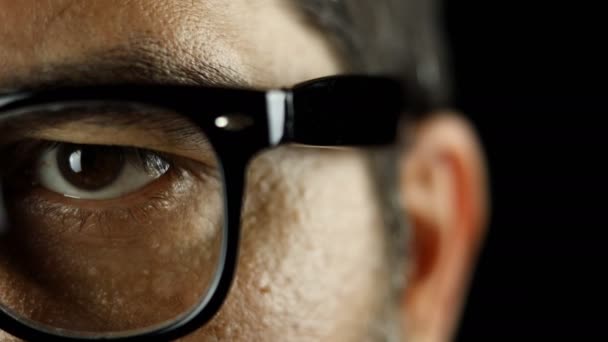 Ένα Κοντινό Πλάνο Στο Μάτι Ενός Άντρα Που Φοράει Γυαλιά — Αρχείο Βίντεο