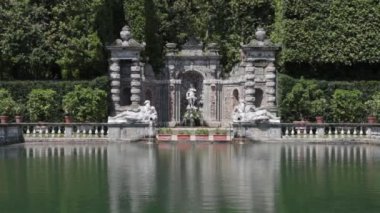 Marlia, Lucca, İtalya - 2 Haziran 2020: Marlia kraliyet villası, on yedinci yüzyıl balık havuzu Arno nehri ve limon bahçesindeki Serchio nehri sembolize eden iki heykeli.