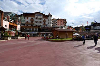ANDALO, TRENTINO, İTALYA - 26 AĞUSTOS 2021: Alp köyü Andalo 'nun ana meydanı.