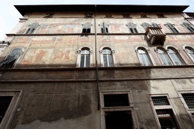 İtalya 'nın Trento şehrinin merkezindeki tarihi bir binanın fresk cephesi..
