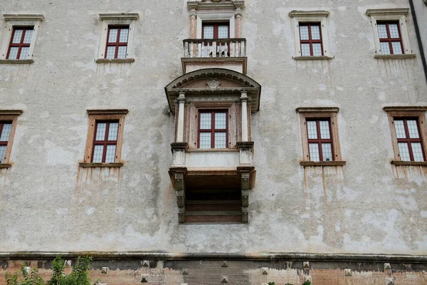 Talya Nın Trento Kentindeki Buonconsiglio Kalesi Nin Cephesindeki Pencerelerin Detayları — Stok fotoğraf
