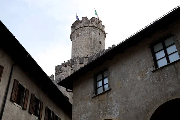 意大利特伦托的Buonconsiglio城堡及其塔楼的视角 — 图库照片
