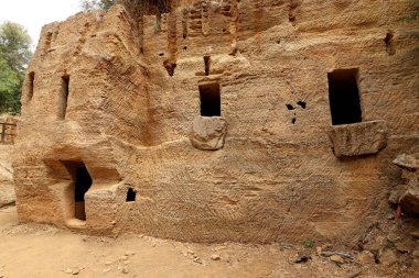 Populonia Mağaraları 'nın Etrüsk Mezarlığı. Toprağa kazılmış oda mezarları. Baratti ve Populonia Arkeoloji Parkı. Toskana - İtalya