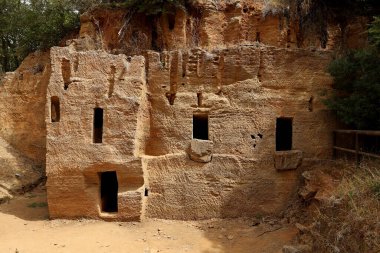 Populonya 'nın Etrüsk Mezarlığı' ndaki kayanın üzerine oyulmuş oda mezarları. Baratti ve Populonia Arkeoloji Parkı. Toskana - İtalya