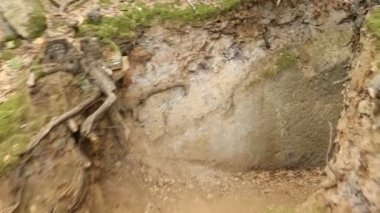 POV 'tan geçip Etrüsk' ün mezarına girmek. Baratti ve Populonia, Tuscany, İtalya Arkeoloji Parkı 'ndaki Etrüsk mezar odası..