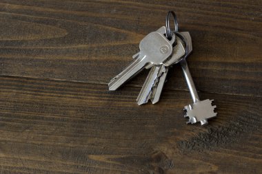 demir kapı anahtar taşı üstünde