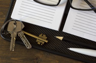 gözlük ve anahtarları e defter Üstten Görünüm