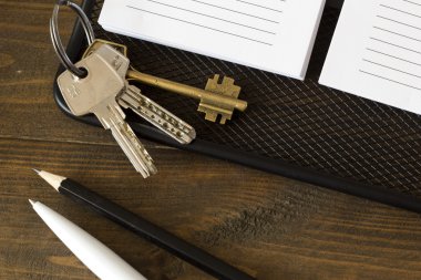 anahtar taşı üstünde bir defter ve bir kalem, kurşun kalem Üstten Görünüm