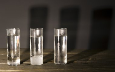 Üç bardak kokteyller bir masaya vurdu