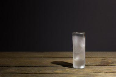 kokteyl için cam bir masaya vurdu