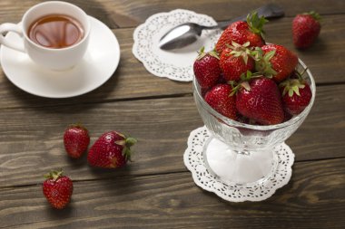 bir bardak kırmızı olgun çilek 