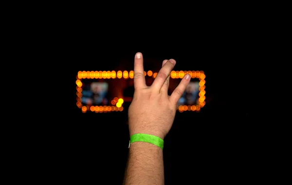 콘서트에서 사람의 손을 자유의 기호 표시 — 스톡 사진