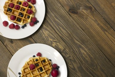 İki beyaz tabak waffle ile 