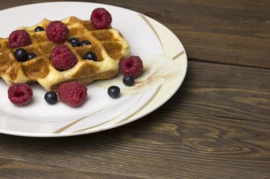 Waffle çilek ile beyaz bir tabak içinde 