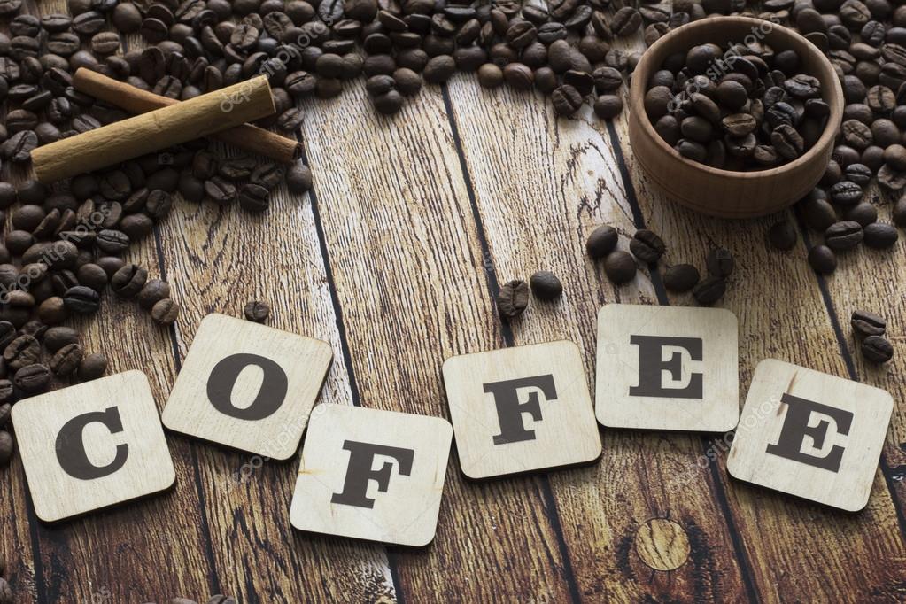Granos de café, canela y letras — Fotos de Stock