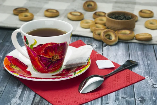 Tasse de thé et bagels aux coquelicots — Photo