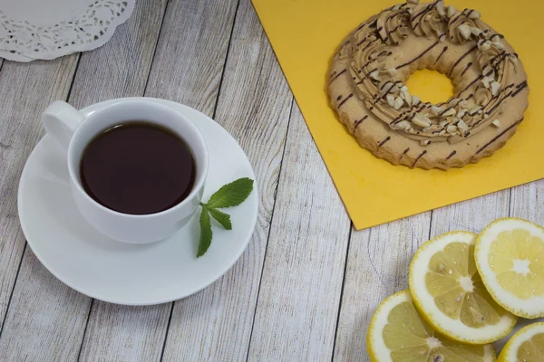 Té con limón y pasteles — Foto de Stock