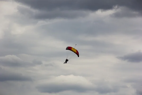 Fallschirm - Flügel am Himmel mit Wolken — Stockfoto