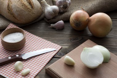 Bıçak, soğan, sarımsak, ekmek ve tuz 