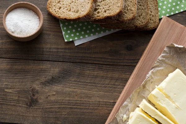 Масло, хлеб и соль вид сверху — стоковое фото