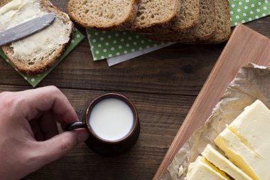 bir sandviç ile süt içecek