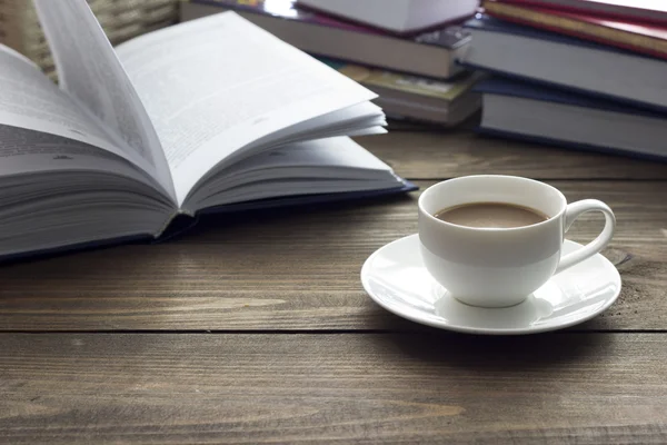 Cup of coffee and a lot of books — Stock Photo, Image