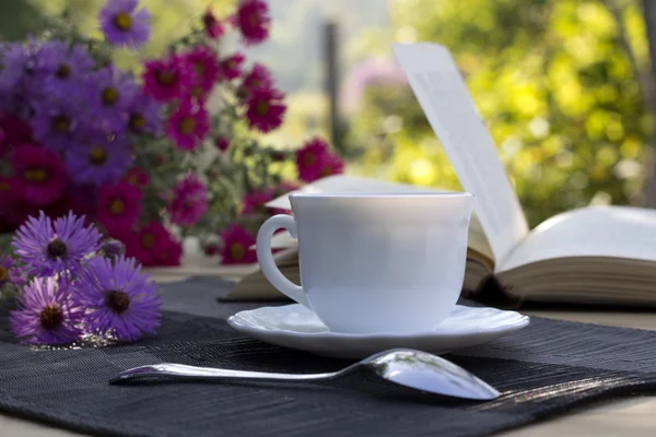 Kopje thee, een boeket van bloemen en een boek — Stockfoto