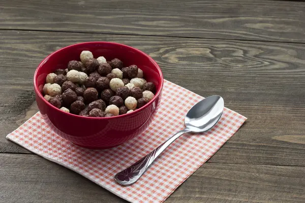 Deliciosas bolas de cereais e uma colher — Fotografia de Stock