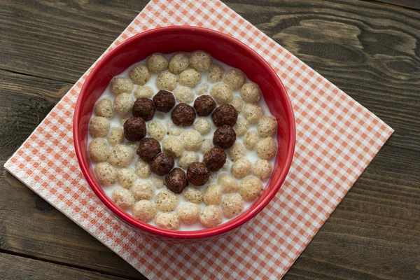 Hart van Chocolade granen ballen met melk — Stockfoto