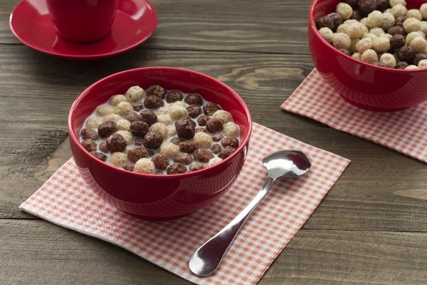 Um pequeno-almoço saudável bolas de cereais com leite e café para dois — Fotografia de Stock