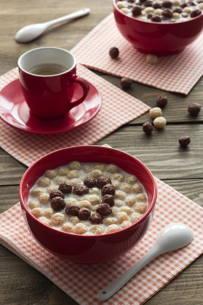 Coração de café da manhã de bolas de cereais de chocolate e café no copo — Fotografia de Stock