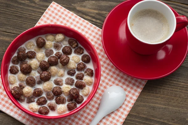 Boules de céréales au chocolat et café dans une tasse vue du dessus — Photo