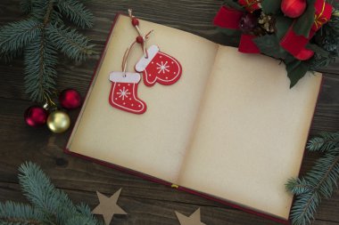 Açık kitap, elechnye süslemeleri ve Noel çorap