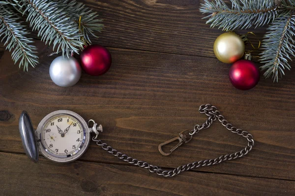 Reloj antiguo y decoraciones de Navidad — Foto de Stock