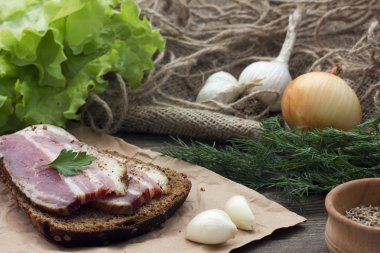 pastırma ve Yeşiller ile sandviç