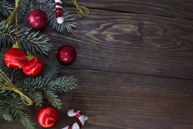 Kırmızı Noel topları Noel ağacı üzerinde