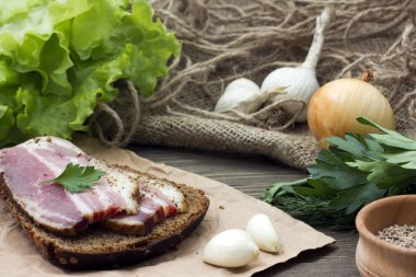 pastırma ve Yeşiller ile sandviç 