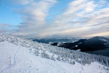 Kışın karla kaplı dağlar 