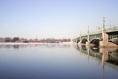 Neva Nehri üzerinde St. Petersburg'daki Trinity Köprüsü'nün görünümü