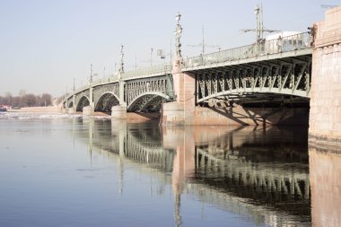 Neva Nehri üzerinde St. Petersburg'daki Trinity Köprüsü'nün görünümü