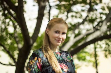 portre genç güzel kadın kapatmak