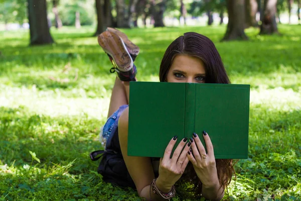 Piękna dziewczyna czytając książkę — Zdjęcie stockowe