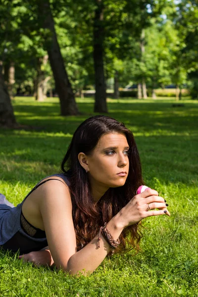 Menina triste bonita comer sorvete — Fotografia de Stock