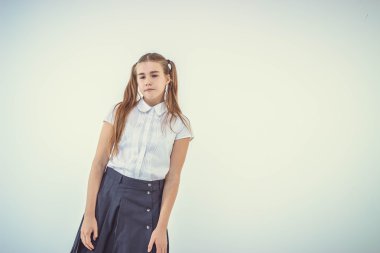 Ayakta kuyrukları ve beyaz arka plan üzerinde izole düşünme ile kız öğrenci