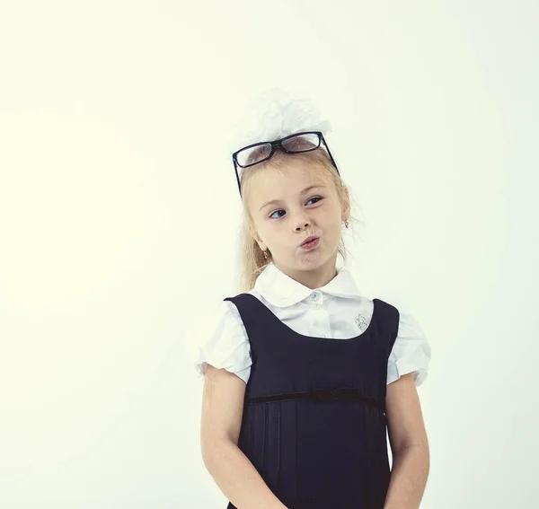 Schulmädchen denken, lustiges Gesicht — Stockfoto