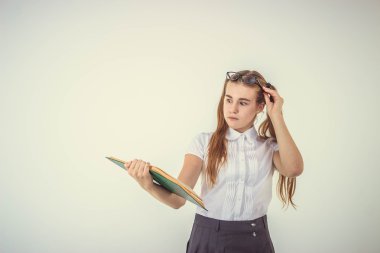 Sürpriz, gözlüklü kız öğrenci kitap okuma