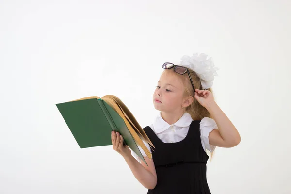 Niña leyendo libro —  Fotos de Stock