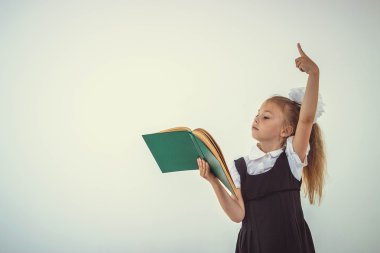 Küçük kız kitap okuma okul için hazırlanıyor