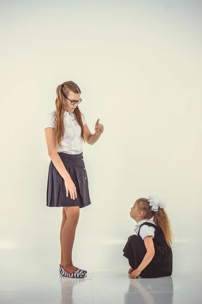 Lehrerin schimpft Schülerin — Stockfoto