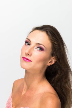 Güzel kız. Beyaz bir arka plan üzerinde izole. Mükemmel cilt. Güzellik yüz. Profesyonel makyaj